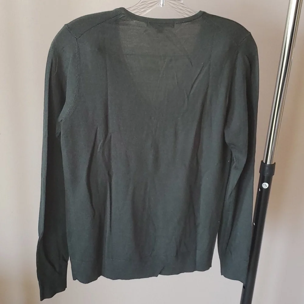 Uniqlo V Neck Wool sweater - Picture 2 of 3